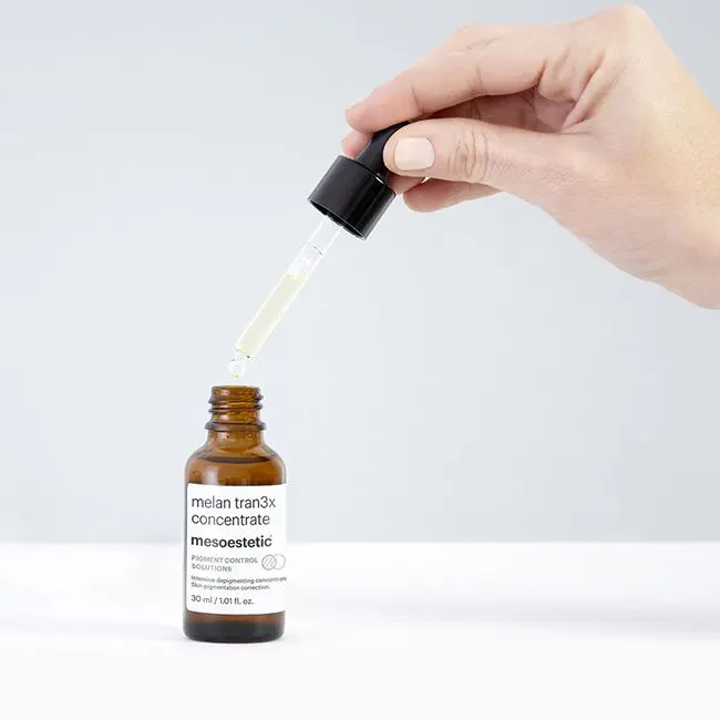 melan tran3x concentrate PIGMENT CONTROL SOLUTIONS Die intensive Depigmentierung wirkt auf eine übermäßige Hautpigmentierung ein und schwächt dunkle Flecken sichtbar ab. 30 ml
