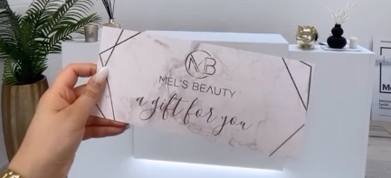 Geschenkgutscheine von Mel’s Beauty & Academy im Wert von 100, 150 und 200 CHF, ideal für Schönheits- und Wellness-Behandlungen in 5212 Hausen AG.