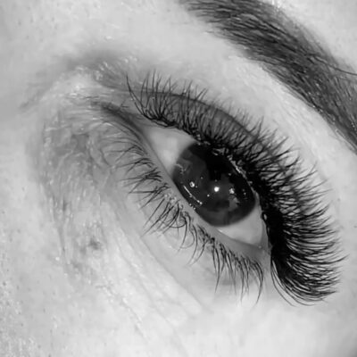 Detailaufnahme einer Wimpernverlängerung mit 3D-Effekt bei Mel’s Beauty & Academy in 5212 Hausen AG.