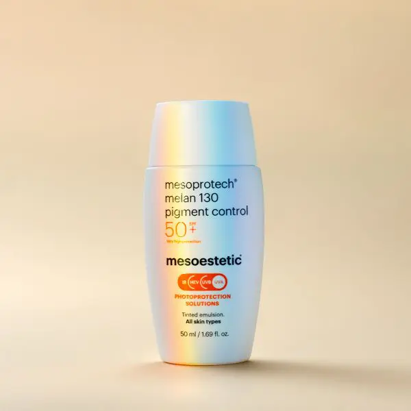 mesoprotech melan 130 pigment control SPF 50+ Flasche mit schimmerndem Lichteffekt, erhältlich bei Mel’s Beauty & Academy