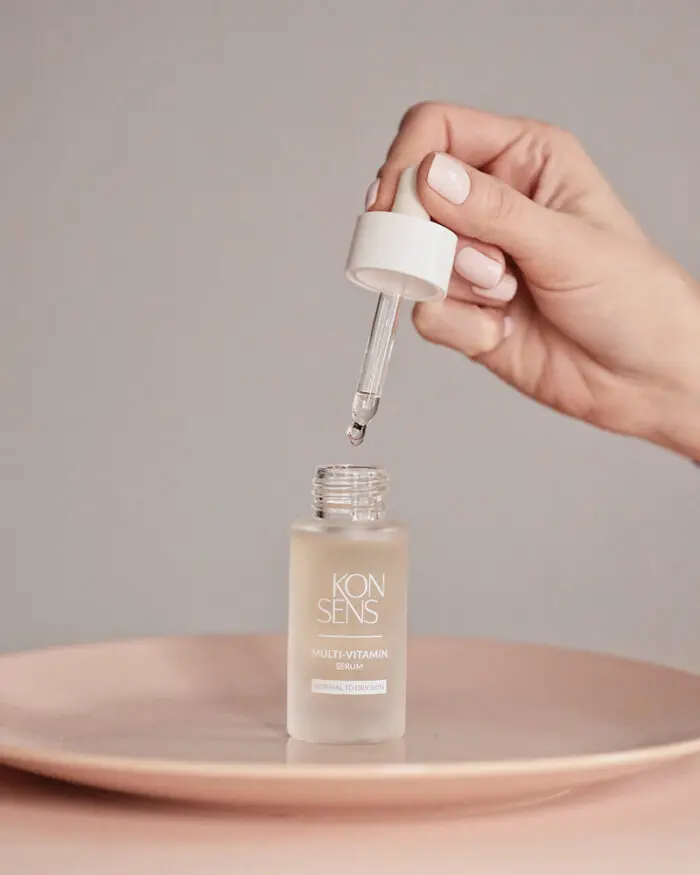 KONSENS Multi-Vitamin Serum – Hand hält Pipette mit Serum, ideal für normale bis trockene Haut, hydratisierend und nährend.