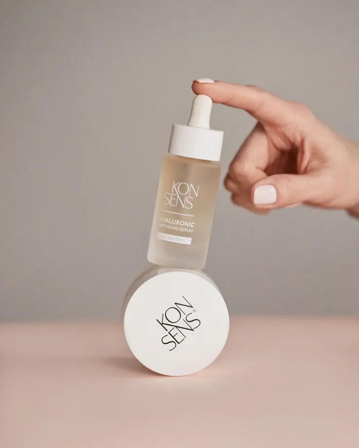 KONSENS Hyaluronic Anti-Aging Serum – Hochwirksames Serum mit Hyaluronsäure für strahlende Haut.