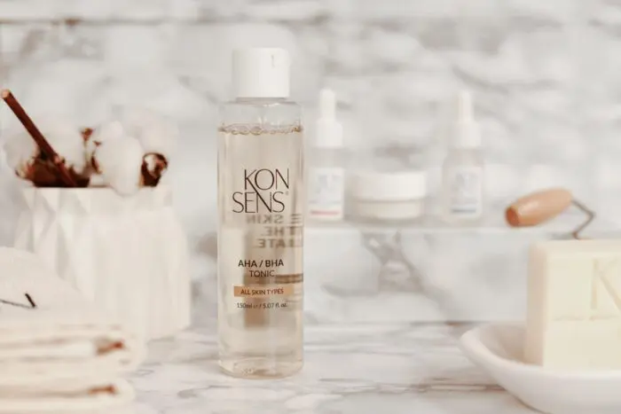 KONSENS AHA + BHA Tonic – Exfolierendes Gesichtswasser zur Hautbildverfeinerung und Porenreinigung.