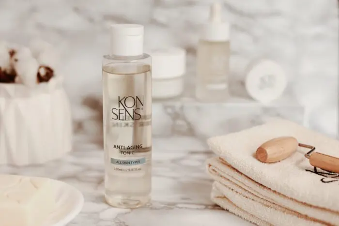 KONSENS Hyaluronic Anti-Aging Tonic – Feuchtigkeitsspendendes Gesichtswasser für ein strahlendes Hautbild.