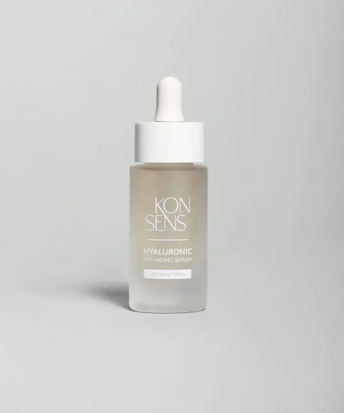 KONSENS Hyaluronic Anti-Aging Serum – Feuchtigkeitsspendendes Serum zur Faltenreduktion und Hautelastizität.