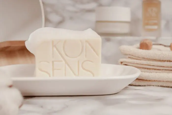 KONSENS MOISTURIZING NATURAL SOAP – Handgemachte Seife für porentiefe Reinigung und Feuchtigkeit.
