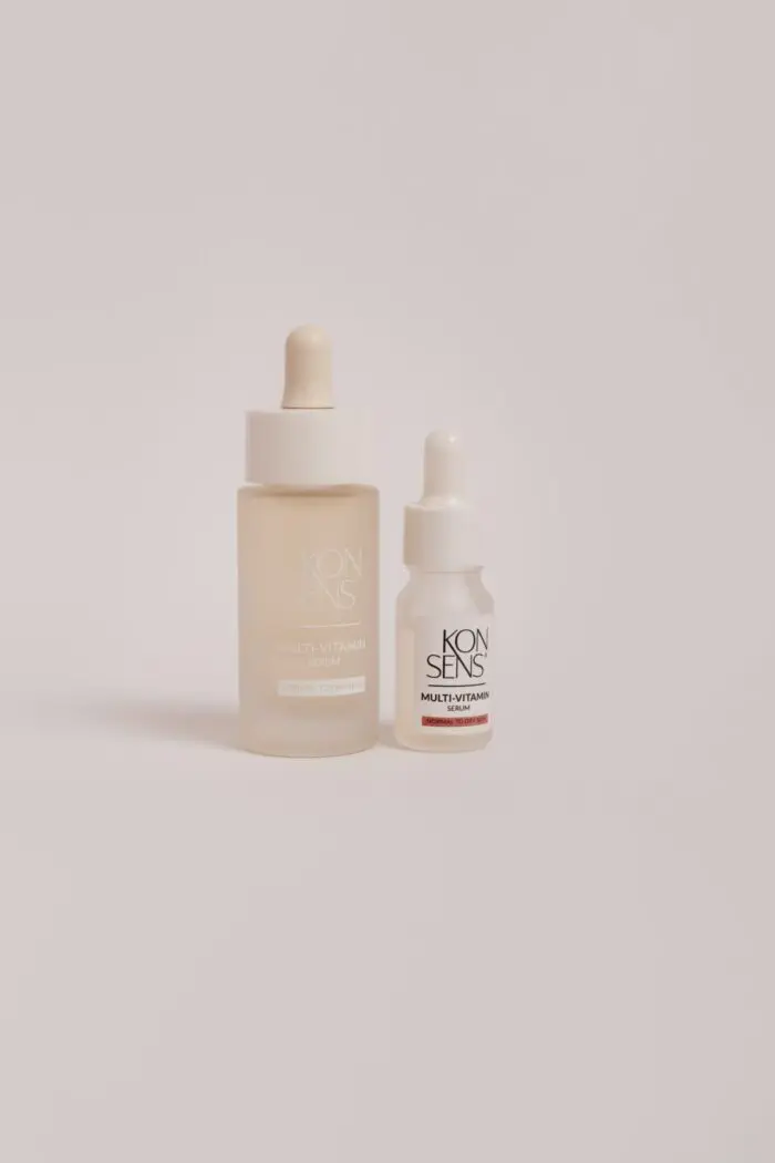 KONSENS Multi-Vitamin Serum – Set mit 30 ml und 10 ml für normale bis trockene Haut, reich an Vitaminen A, C, E und B5.