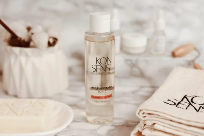 KONSENS Multi-Vitamin Tonic – Feuchtigkeitsspendendes Tonic für sanfte Reinigung und strahlende Haut.