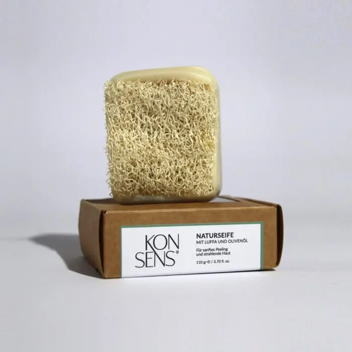 KONSENS Olivenseife mit natürlichem Luffa für sanftes Peeling und Reinigung.