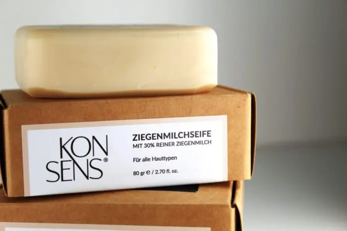 KONSENS Ziegenmilchseife – Handgemachte Naturseife mit Shea Butter für empfindliche Haut, gezeigt in einer eleganten Präsentation.