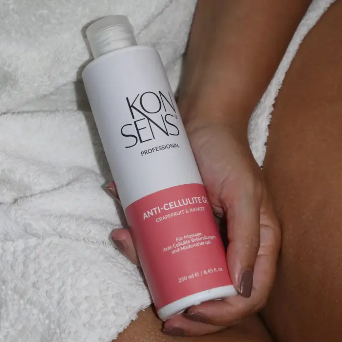 Hand hält KONSENS Anti-Cellulite Öl mit Grapefruit & Ingwer – ideal für Massage, Cellulite-Behandlungen und Maderotherapie bei Mel’s Beauty & Academy.