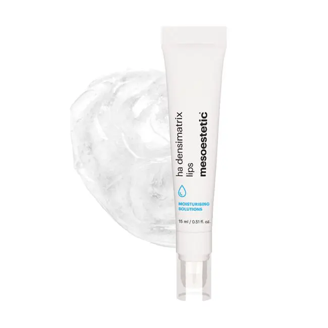 ha densimatrix lips Lippenbalsam-Öl von mesoestetic, präsentiert neben einem eleganten Wasserwirbel, angeboten bei Mel’s Beauty & Academy.