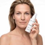 Anwendung des Swissestetic Derma Clean Tonic Sprays zur täglichen Gesichtspflege