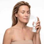 Swissestetic Derma Clean Tonic direkt auf das Gesicht aufsprühen